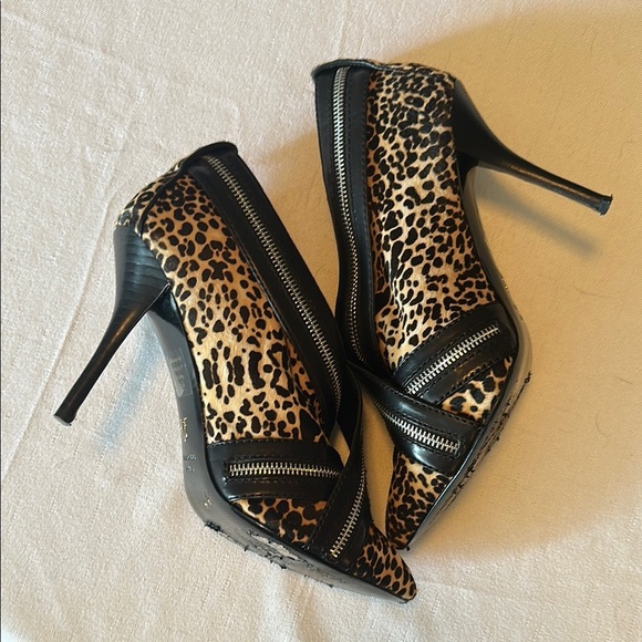 Vince Camuto Brown and Black Heels with Sophisticated Design - Picture 10 of 11